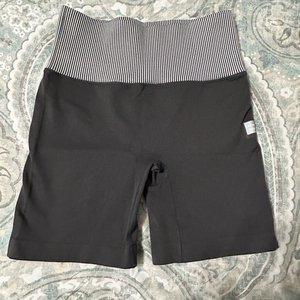 Cream Yoga Ashley Biker Shorts Small‎